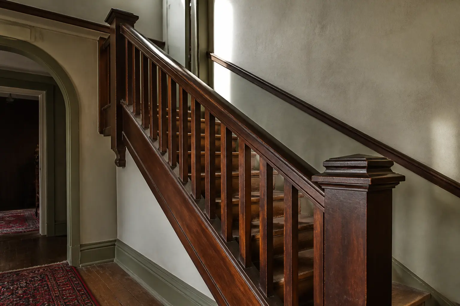 Moderniser rampe escalier bois : rampe en bois intacte, balustres et poteaux d’un escalier ancien à conserver avant rénovation