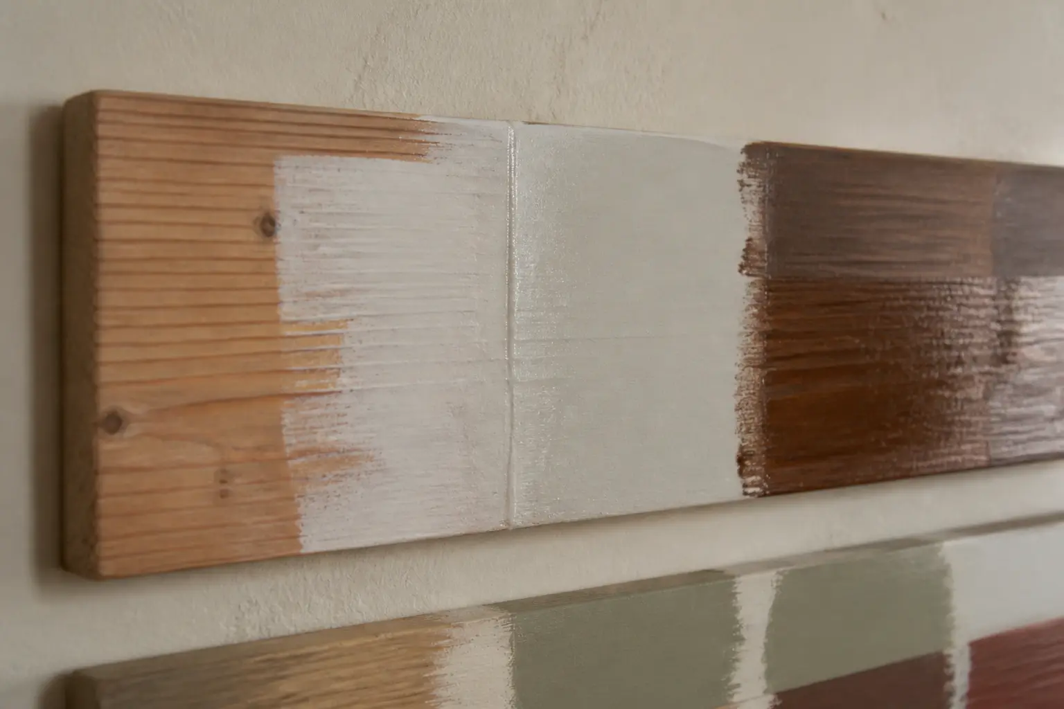 Peinture sur boiserie : échantillon comparatif de bois brut, peint et verni pour choisir le bon système avant travaux